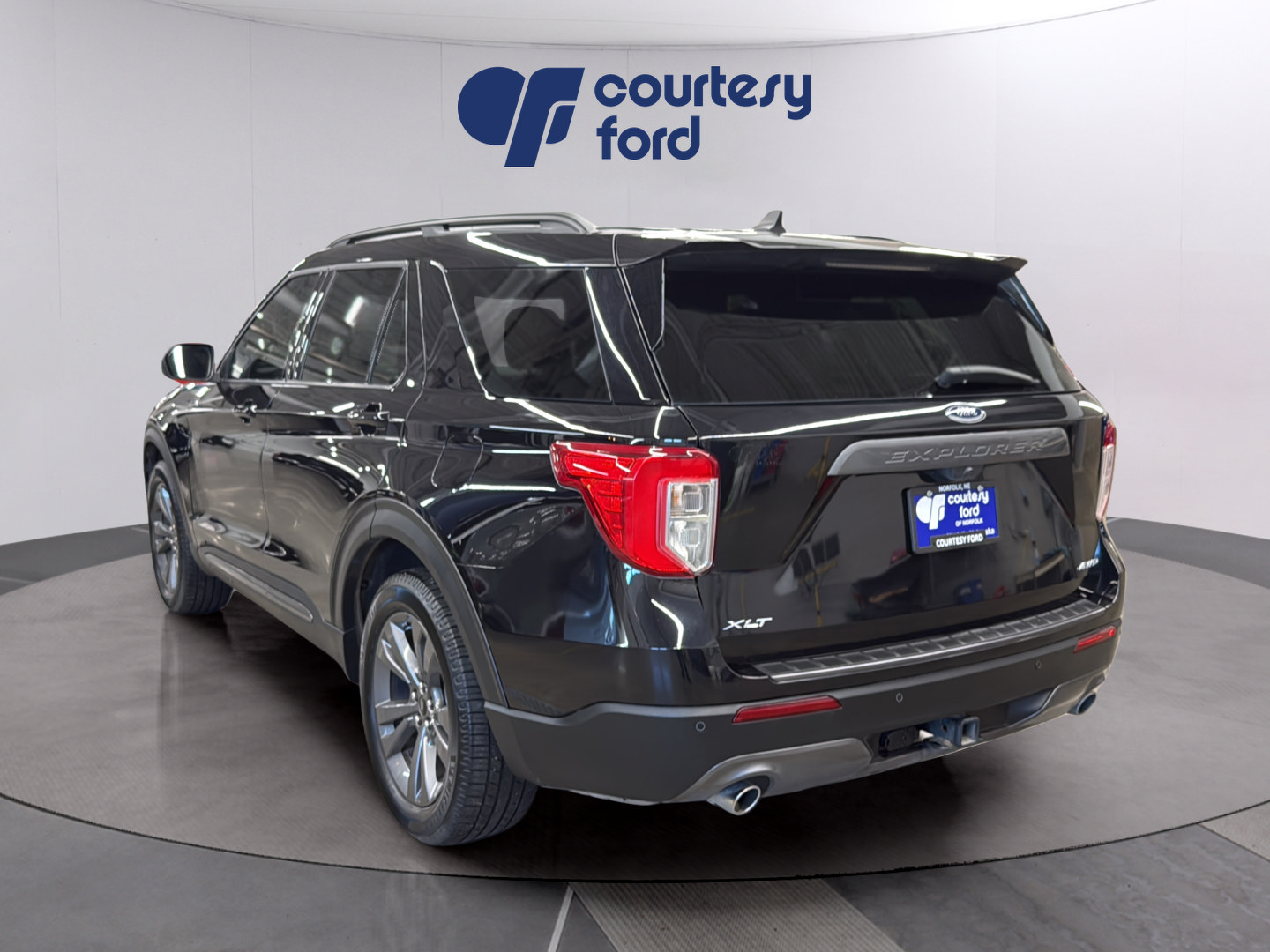 Certified 2021 Ford Explorer XLT w/ Equipment Group 202A AWD/4WD image 5