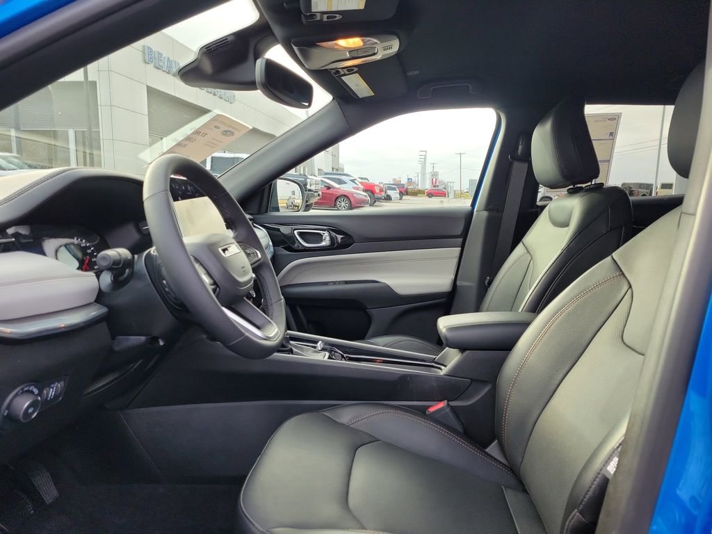 Used 2023 Jeep Compass Limited image 16