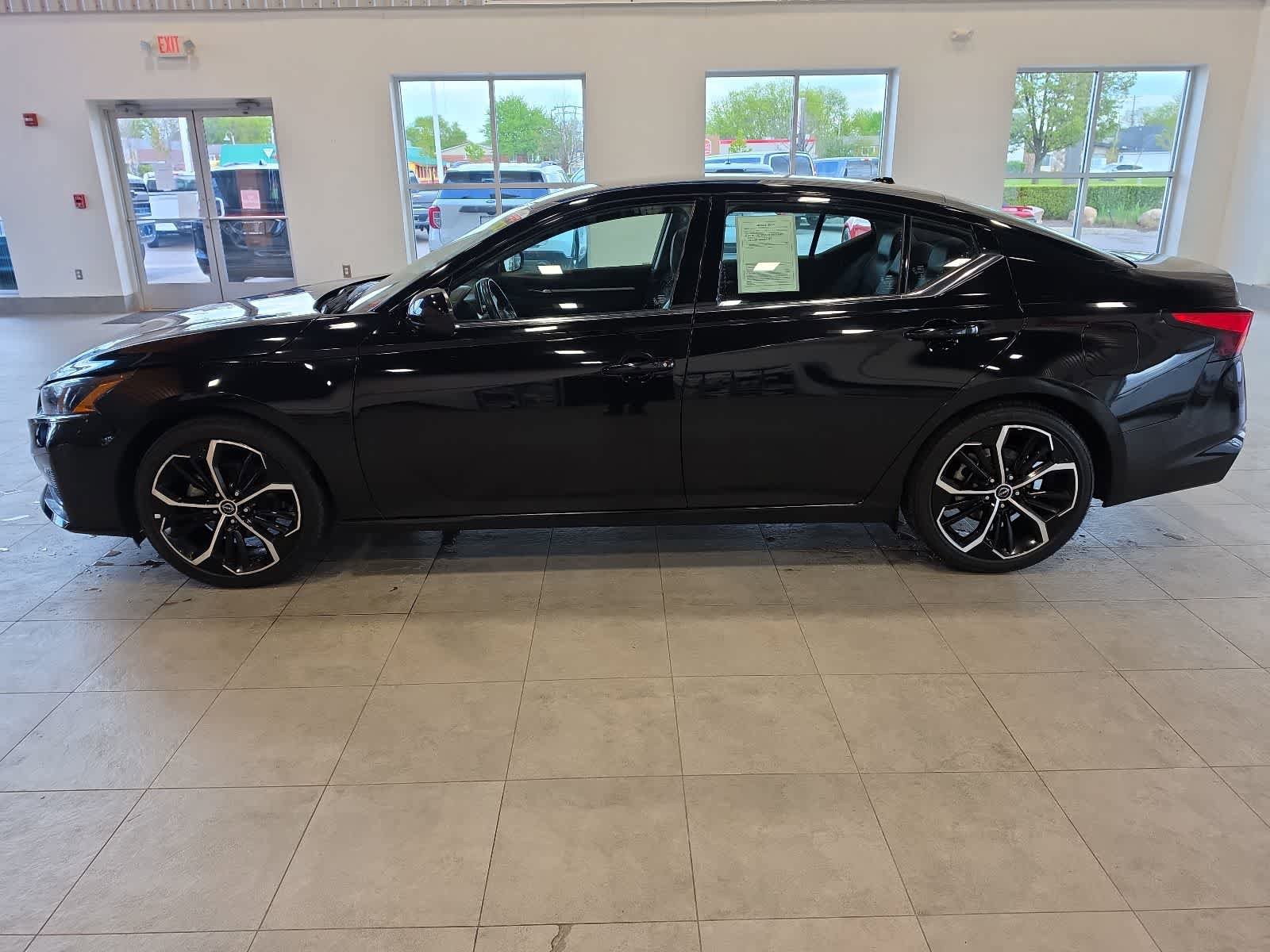 Used 2024 Nissan Altima 2.5 SR FWD image 12