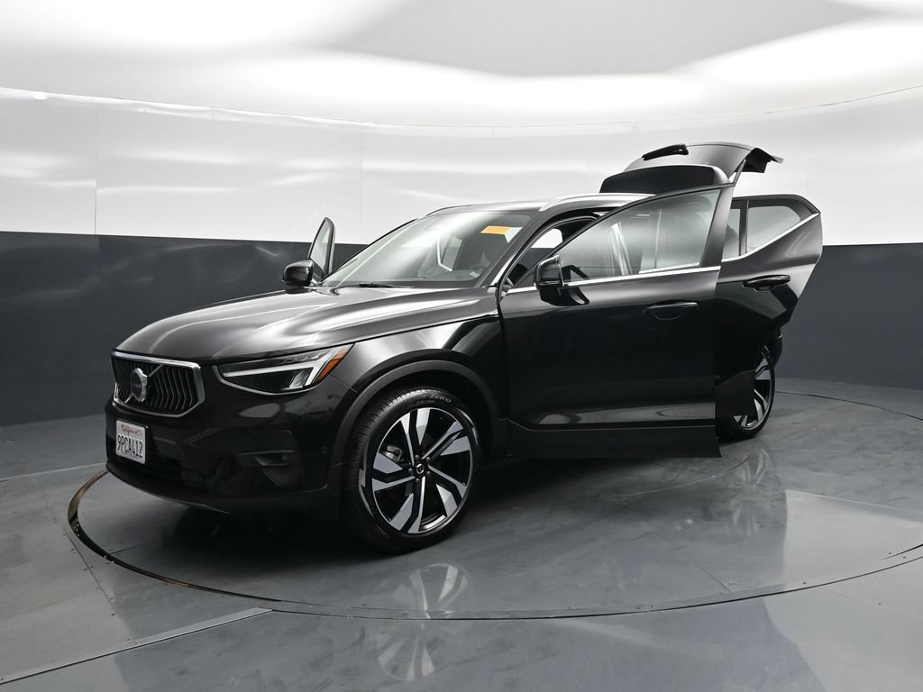 Used 2025 Volvo XC40 B5 Plus AWD/4WD image 32