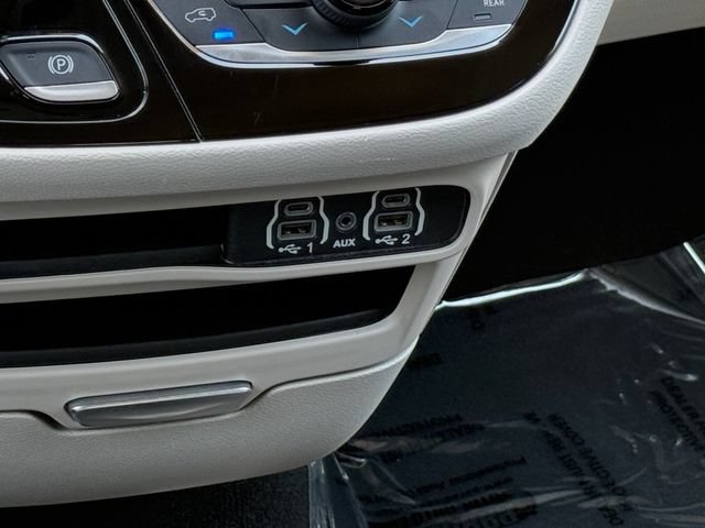 Used 2023 Chrysler Pacifica Touring-L FWD image 7