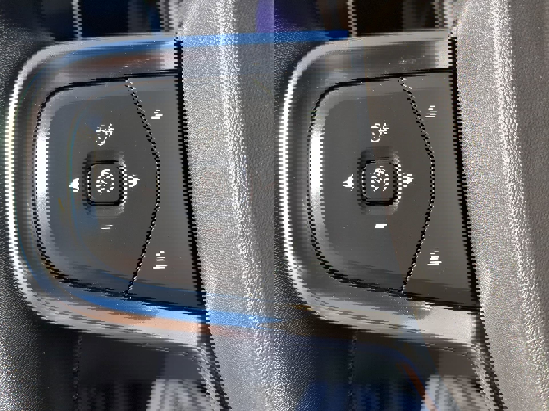 Used 2023 Volvo XC40 Recharge Plus image 58