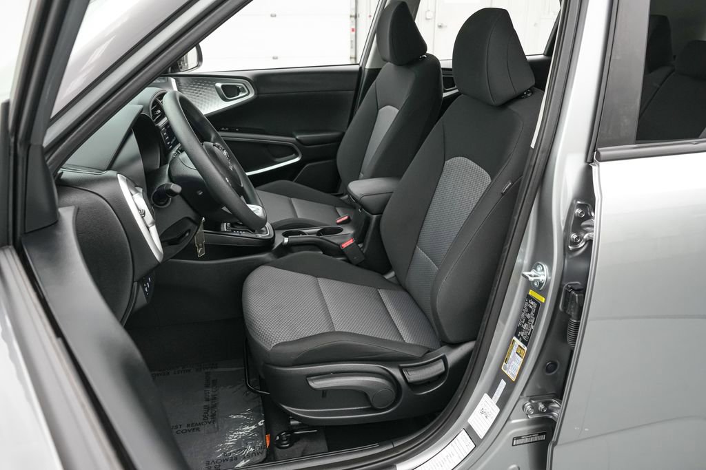 Used 2025 Kia Soul LX FWD image 12