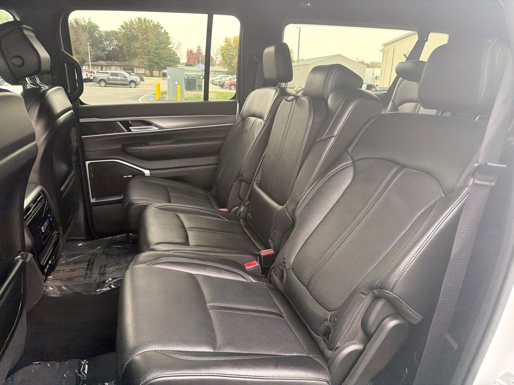 Used 2025 Jeep Wagoneer L Series II w/ 8-pass Seating Package AWD/4WD image 14
