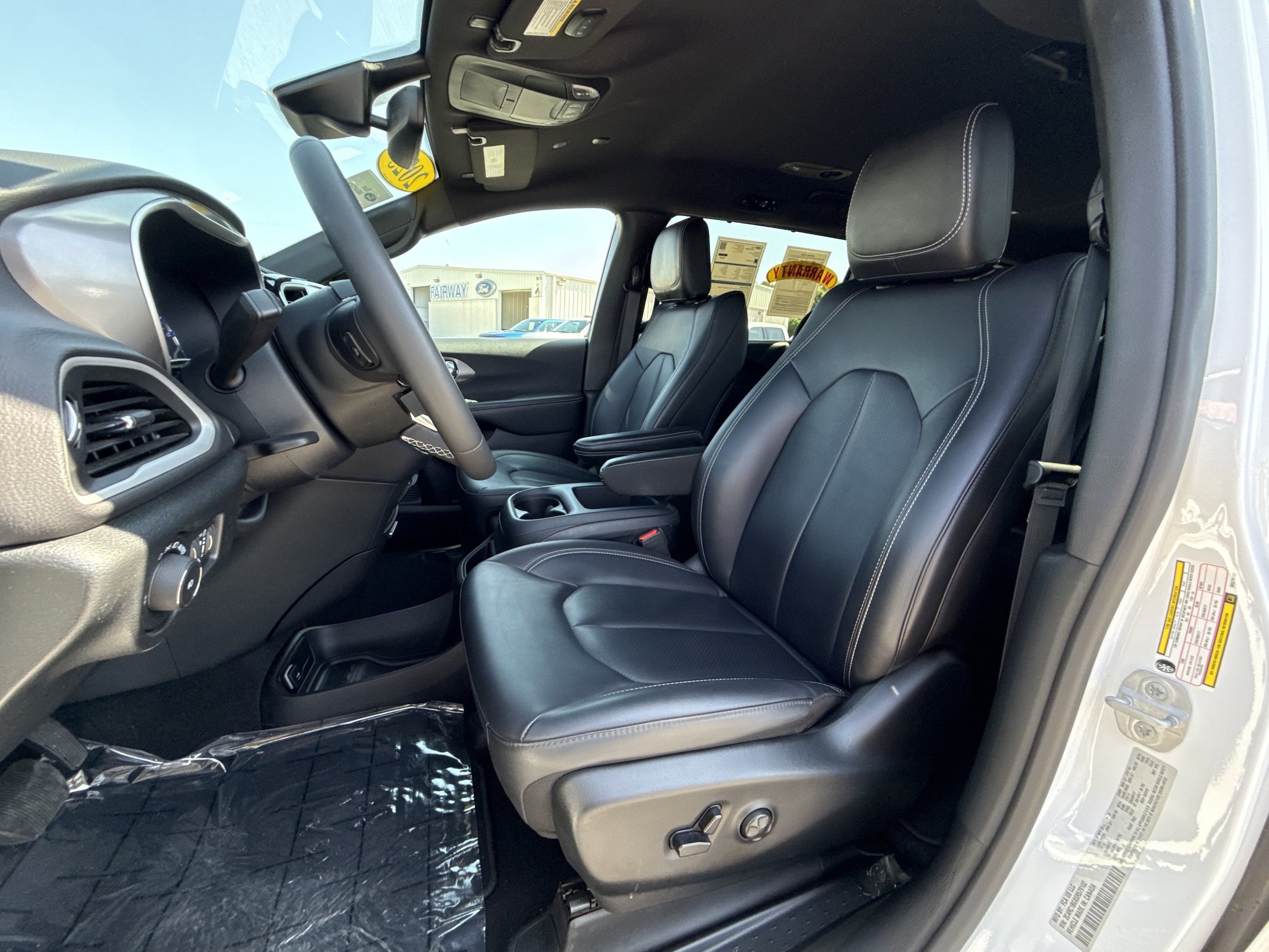 Used 2025 Chrysler Pacifica Select FWD image 10