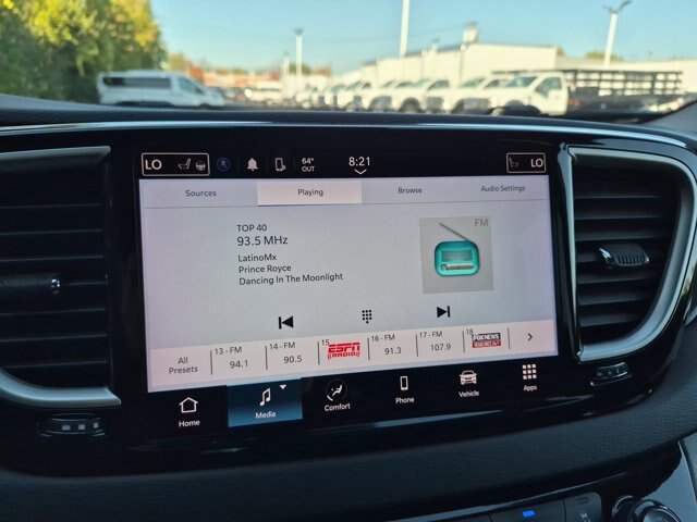 Used 2023 Chrysler Pacifica Touring-L FWD image 18