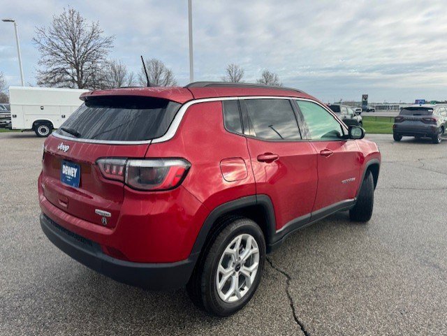 Used 2025 Jeep Compass Latitude AWD/4WD image 9