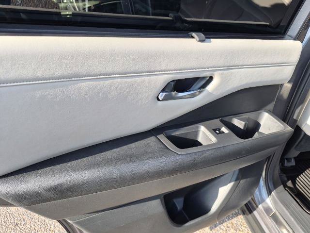 Used 2022 Nissan Pathfinder SL w/ Lighting Package (N92) AWD/4WD image 16