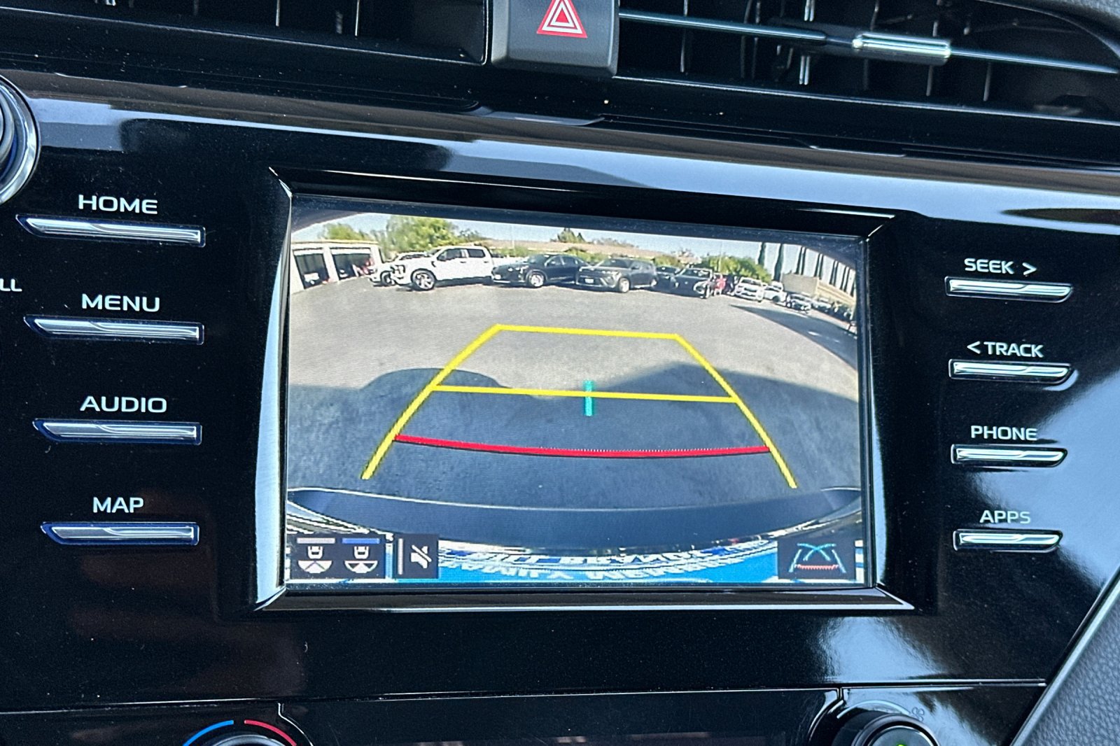 Used 2019 Toyota Camry SE w/ Convenience Package FWD image 17