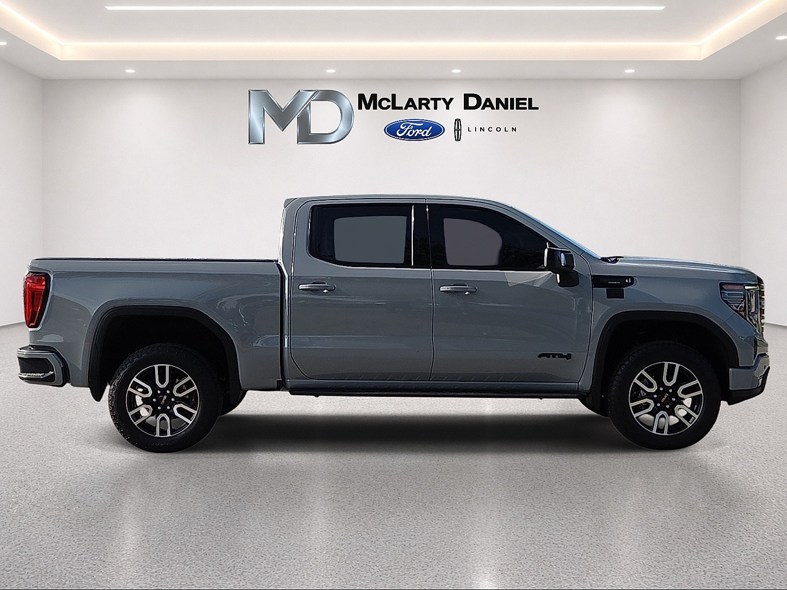 Used 2025 GMC Sierra 1500 AT4 w/ AT4 Premium Package AWD/4WD image 6