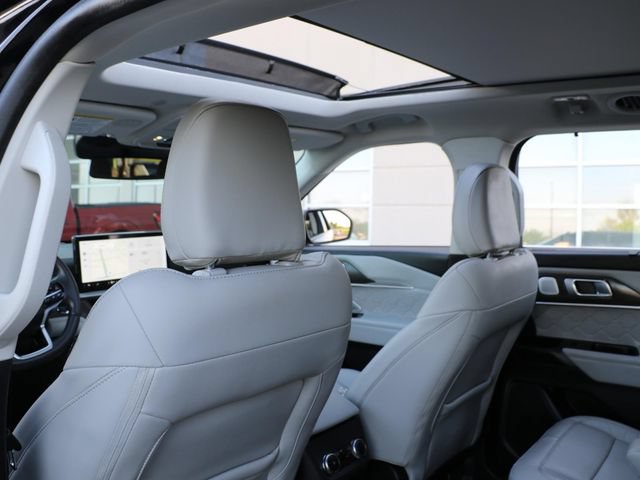 Certified 2025 Ford Explorer Platinum w/ Ultimate Package AWD/4WD image 15