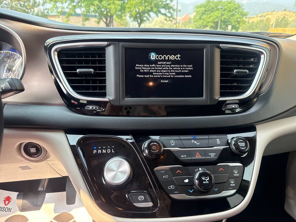 Used 2020 Chrysler Voyager L FWD image 17