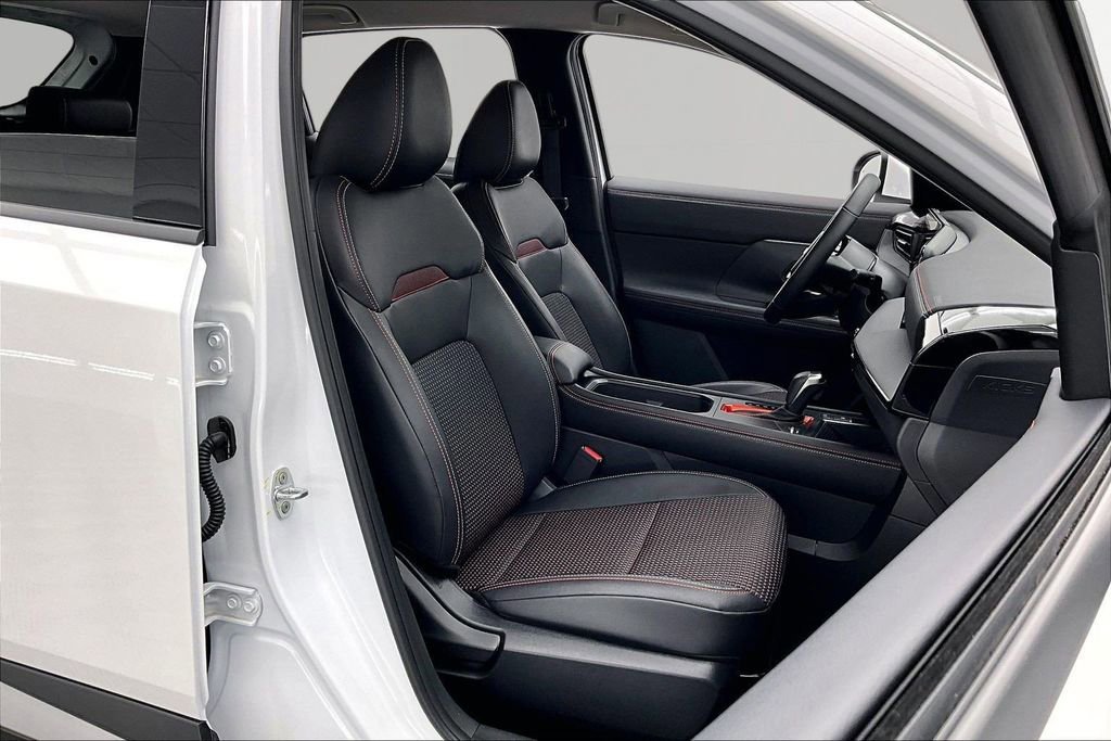 Used 2025 Nissan Kicks SR FWD image 9
