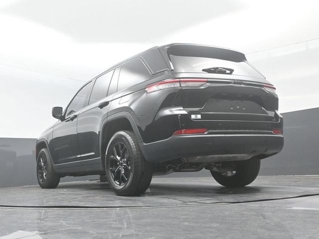 Used 2025 Jeep Grand Cherokee Altitude AWD/4WD image 24