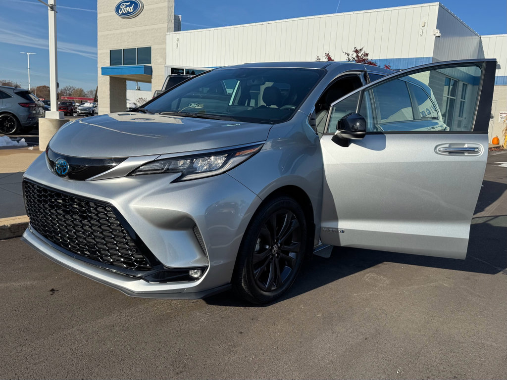 Used 2021 Toyota Sienna XSE image 36