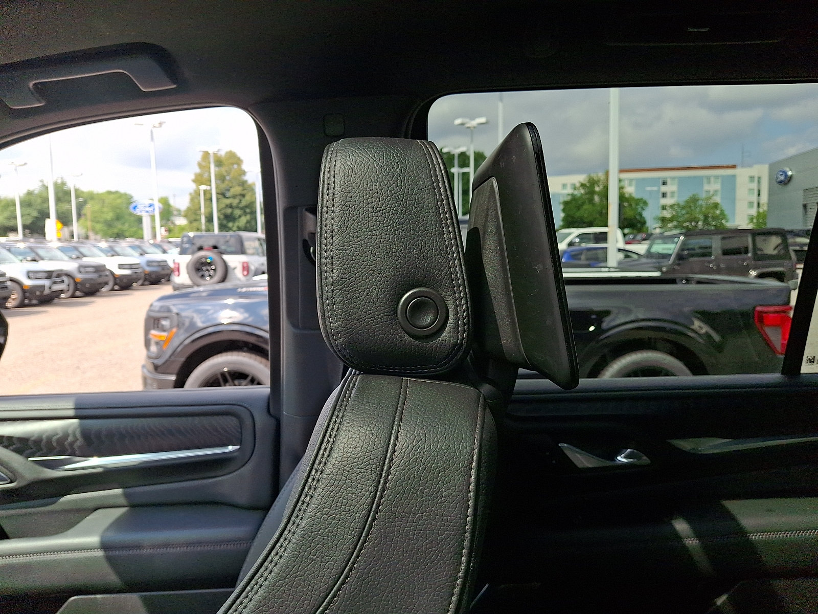 Used 2024 GMC Yukon Denali w/ Denali Reserve Package AWD/4WD image 16