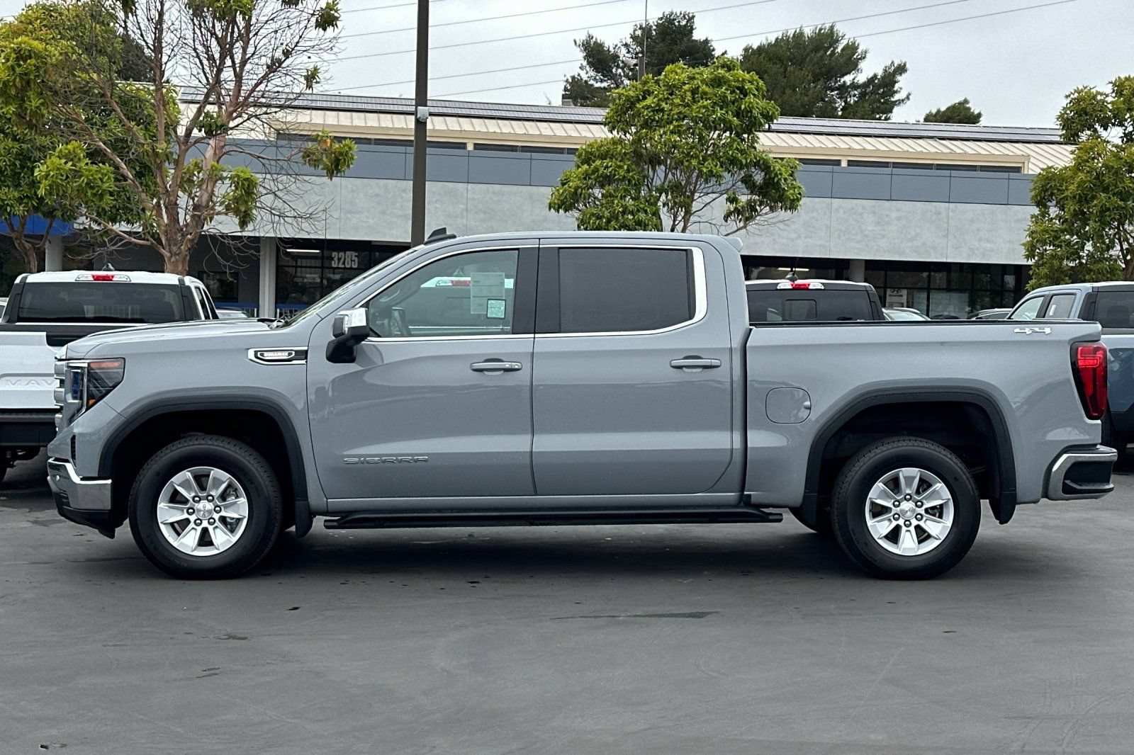 Used 2025 GMC Sierra 1500 SLE w/ Preferred Package AWD/4WD image 10