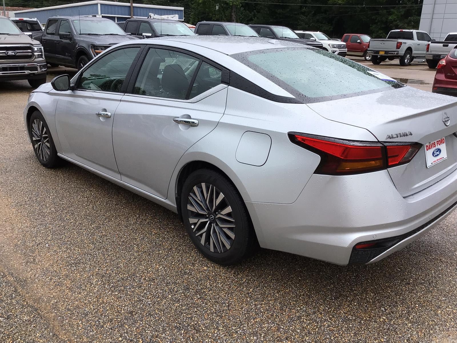 Used 2025 Nissan Altima 2.5 SV FWD image 13