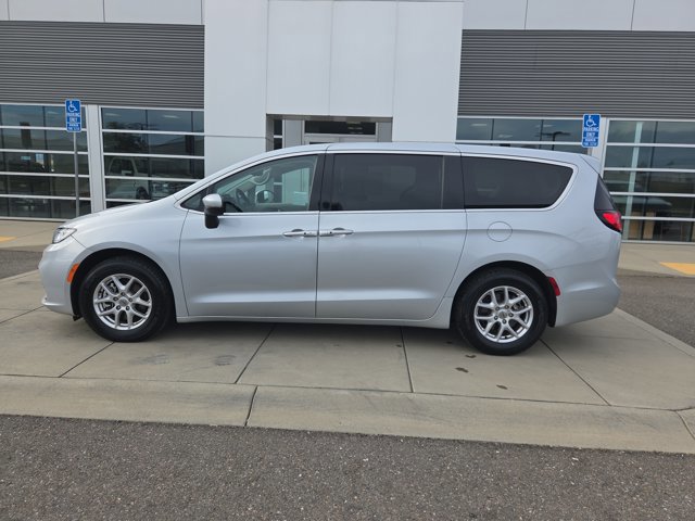 Used 2023 Chrysler Pacifica Touring-L FWD image 2