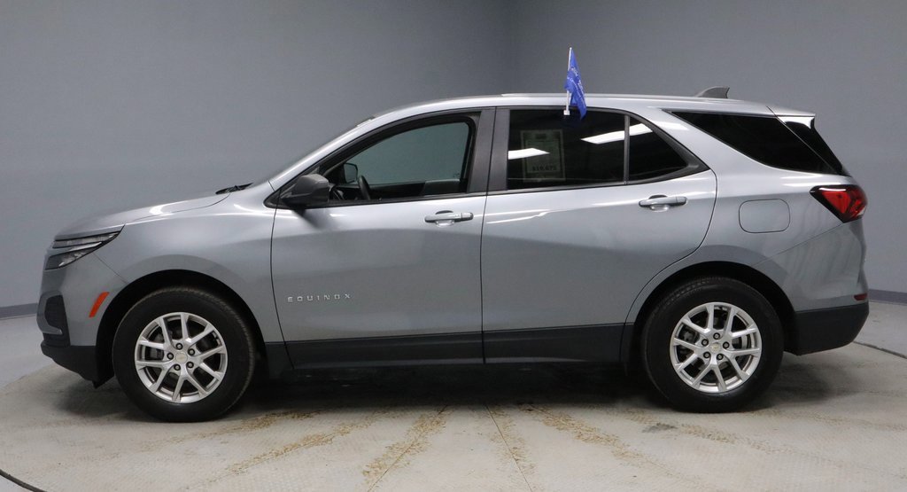 Used 2023 Chevrolet Equinox LS image 2