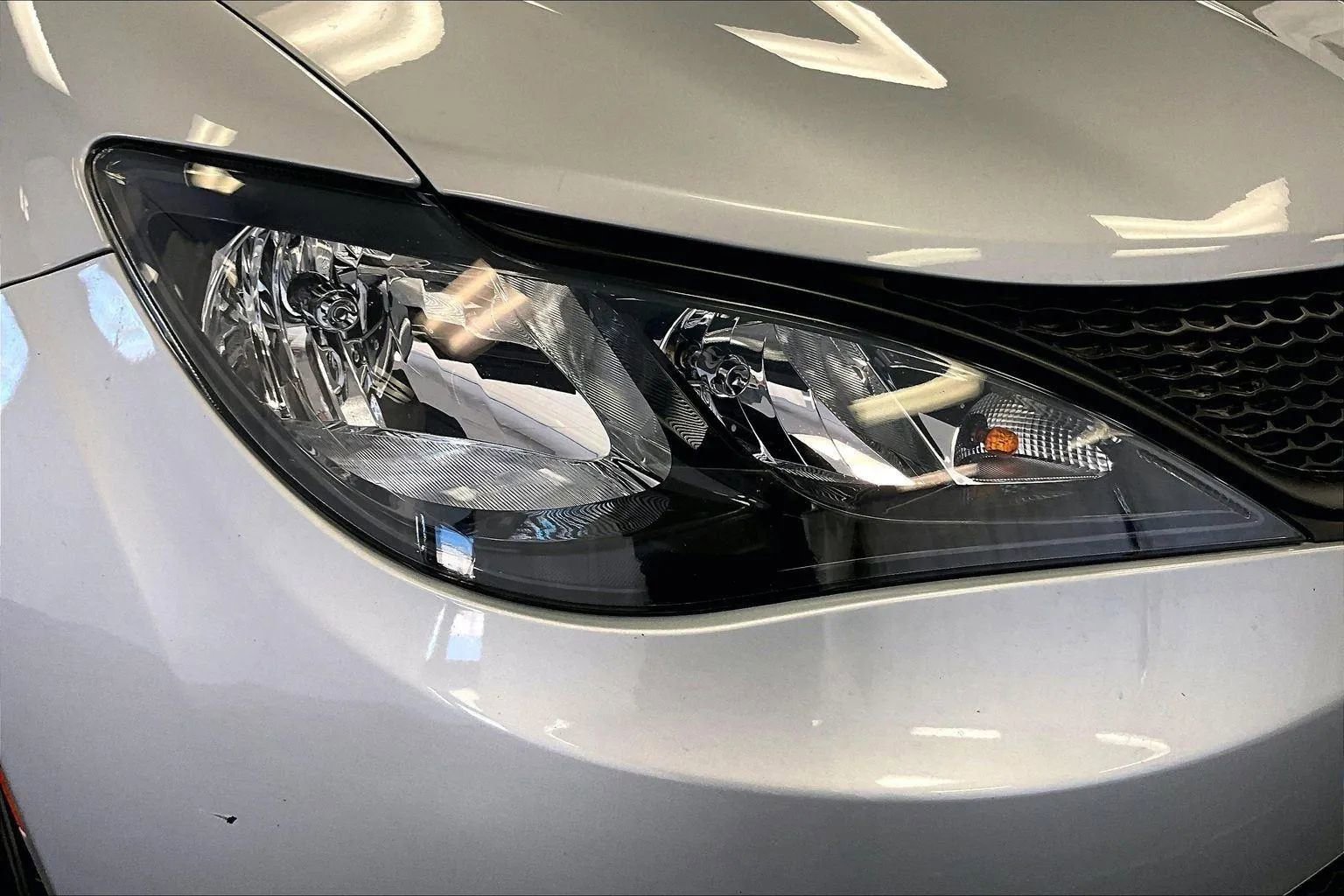 Used 2023 Chrysler Voyager LX image 28