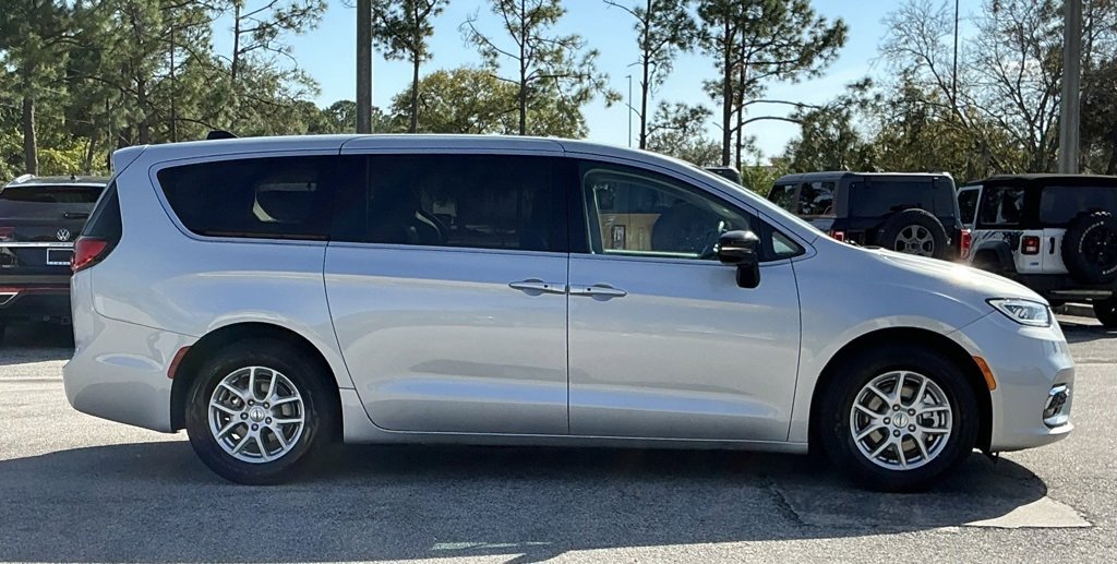 Used 2024 Chrysler Pacifica Touring-L image 12