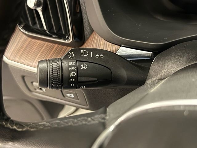 Used 2022 Volvo XC60 B5 Momentum AWD/4WD image 21