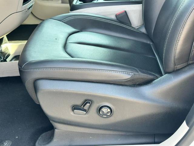 Used 2024 Chrysler Pacifica Touring-L FWD image 19