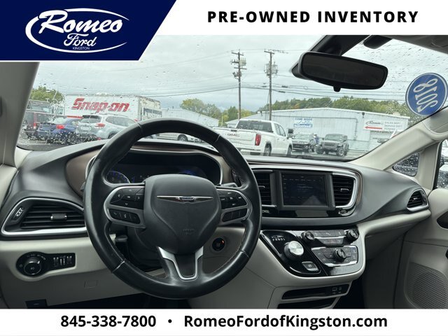 Used 2018 Chrysler Pacifica Touring-L FWD image 14