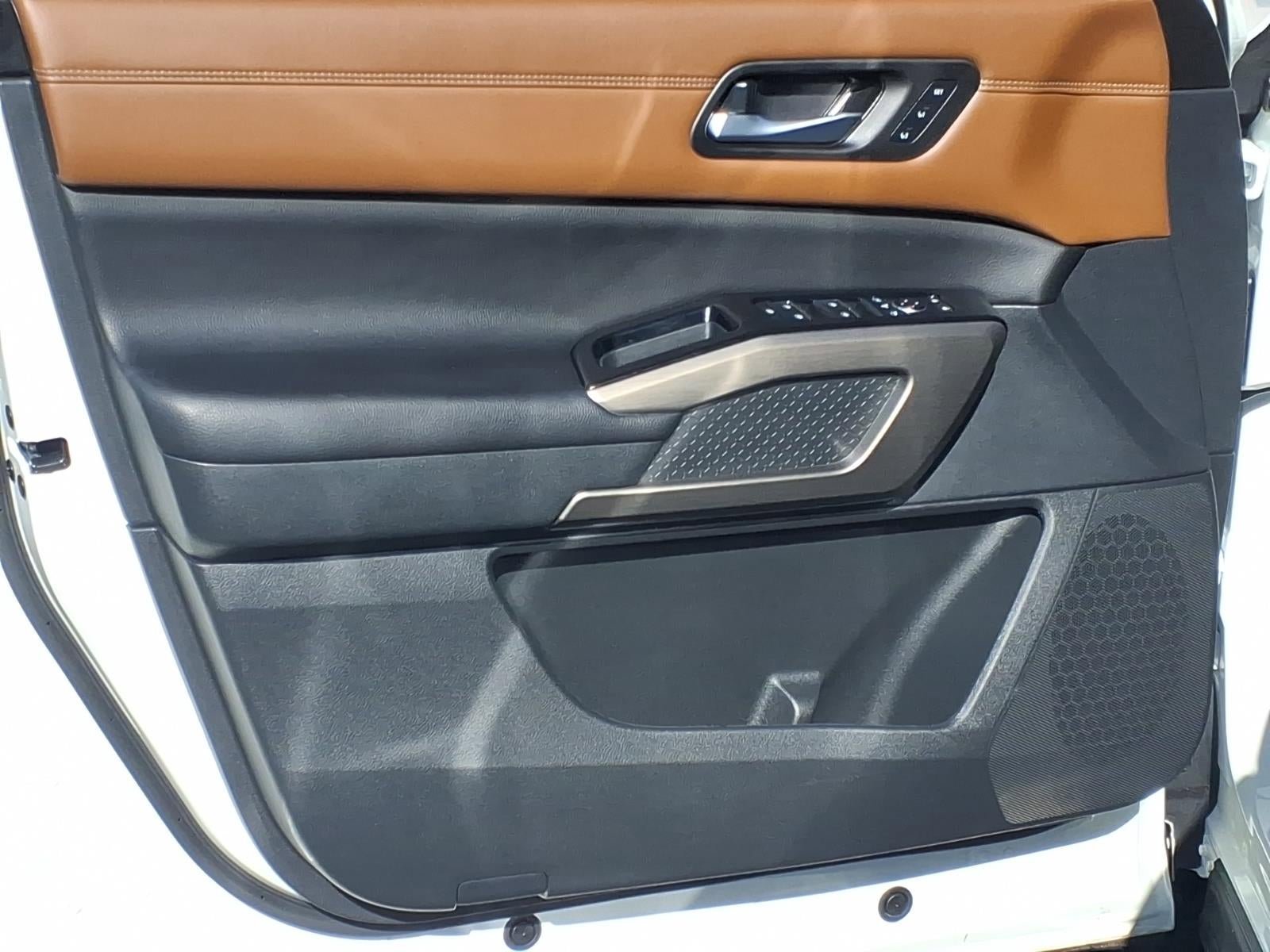 Used 2024 Nissan Pathfinder Platinum w/ Black Appearance Package FWD image 21