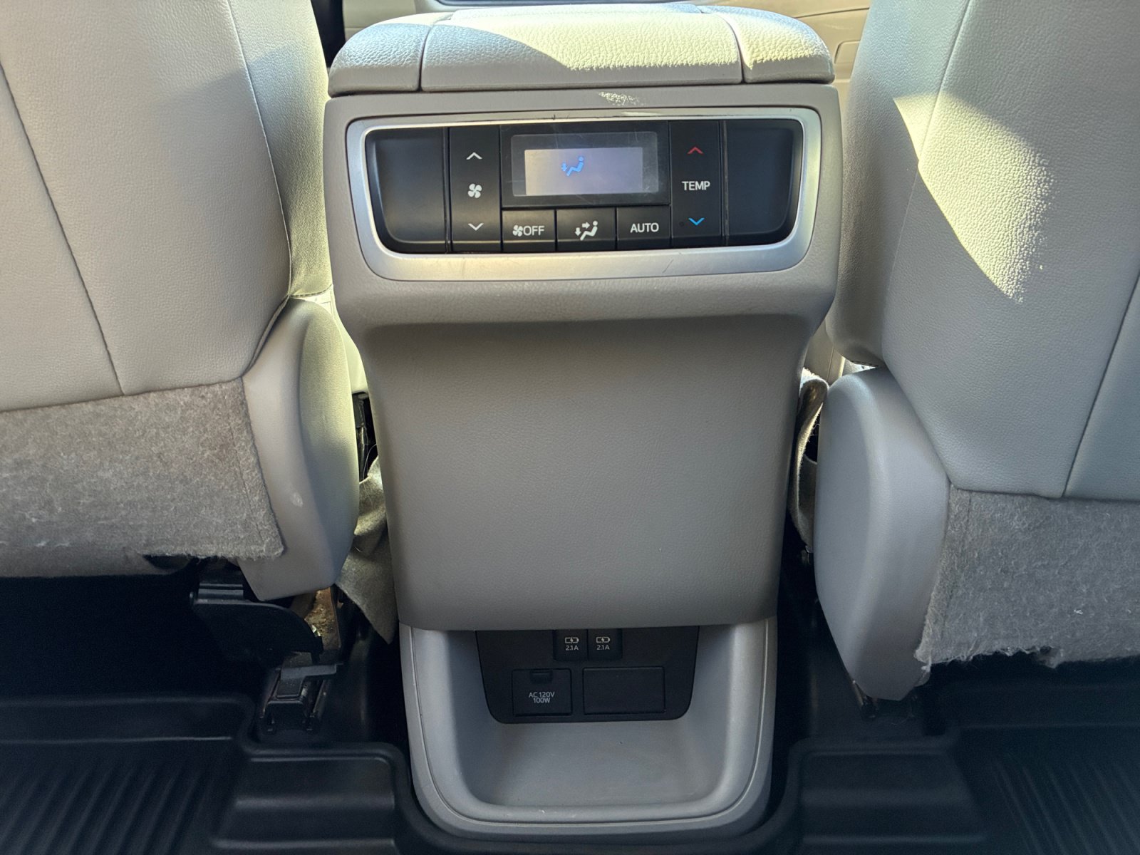 Used 2019 Toyota Highlander XLE AWD/4WD image 31