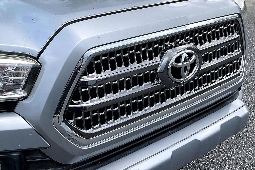 Used 2017 Toyota Tacoma TRD Sport w/ Tow Package RWD image 29