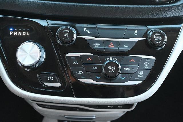 Used 2017 Chrysler Pacifica Touring-L Plus image 31