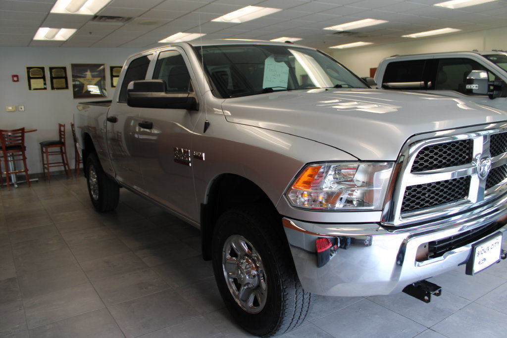 Used 2018 RAM 2500 Tradesman w/ Chrome Appearance Group AWD/4WD image 3