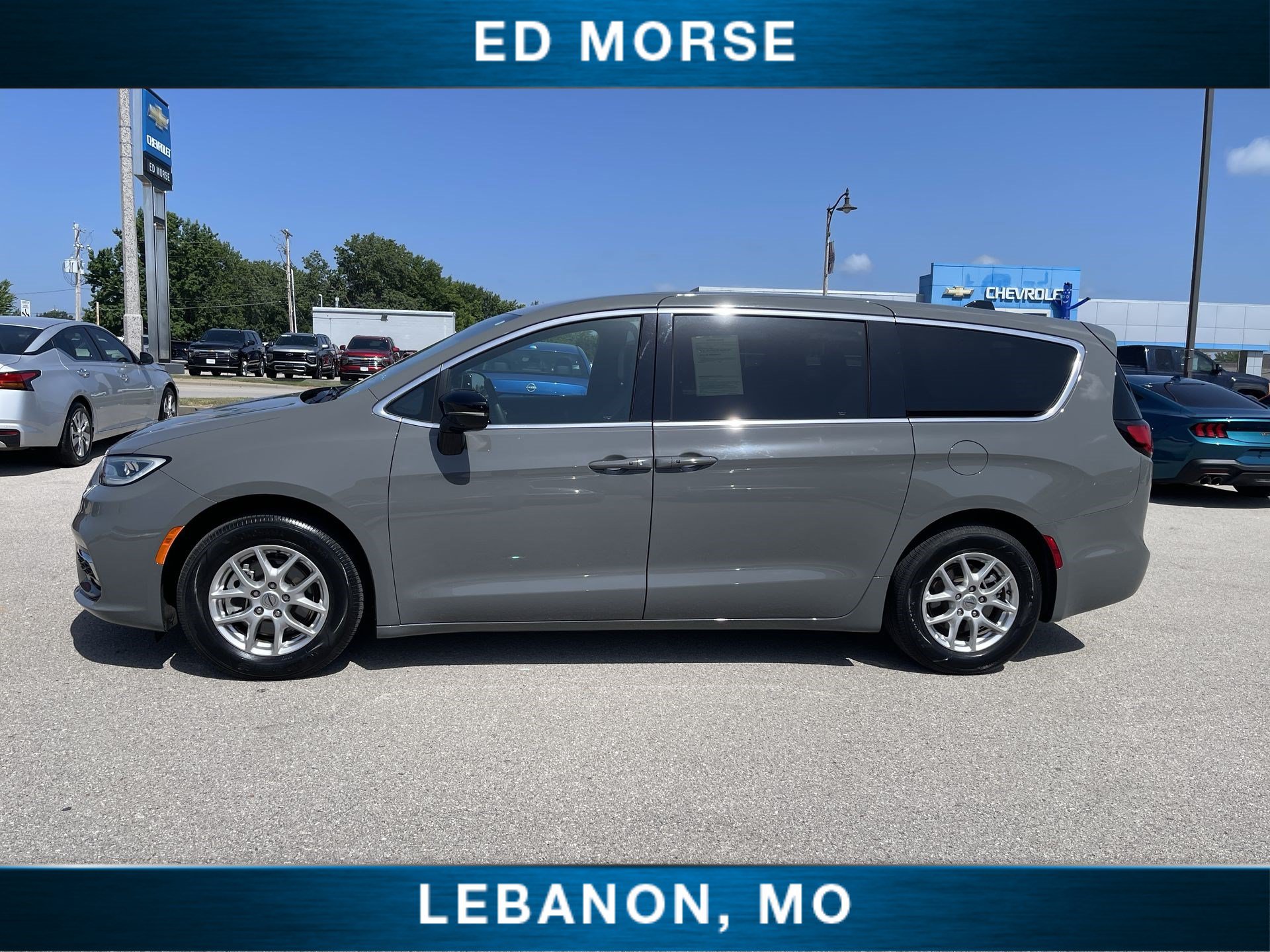 Used 2025 Chrysler Pacifica Select FWD image 5