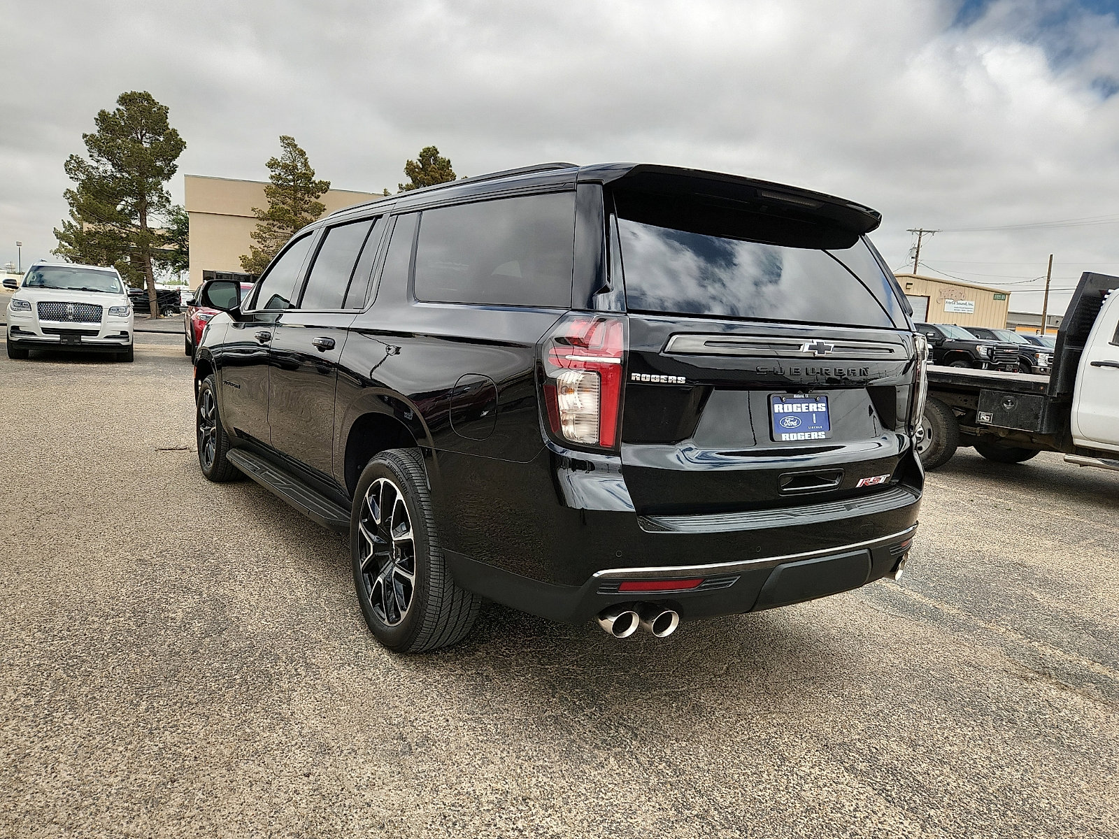 Used 2022 Chevrolet Suburban RST w/ Sport Performance Package RWD image 5