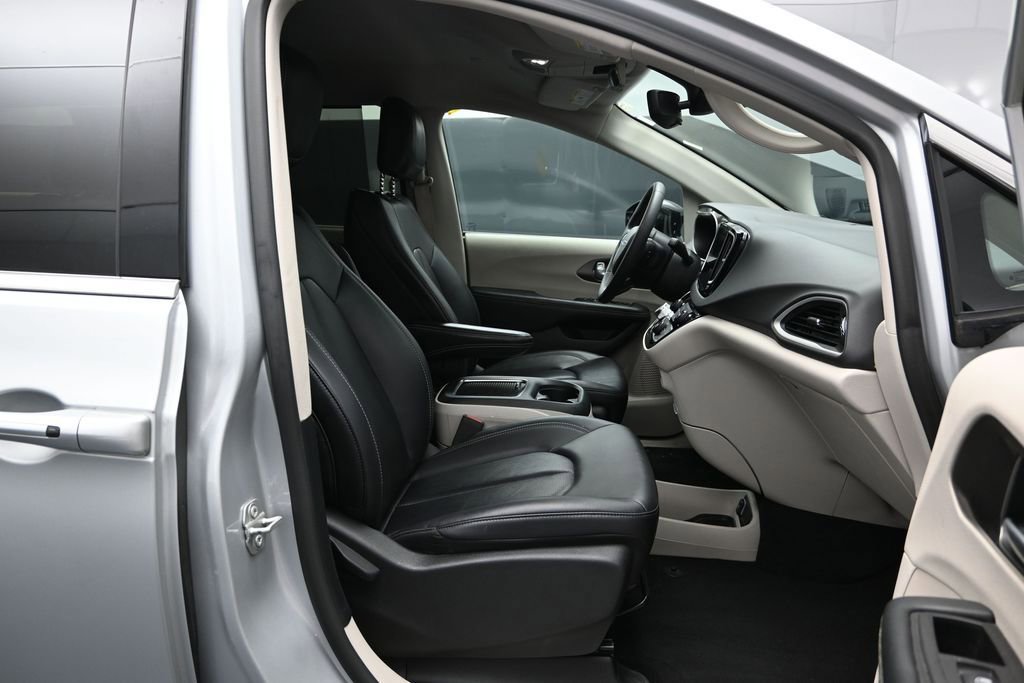 Used 2024 Chrysler Pacifica Touring-L FWD image 26
