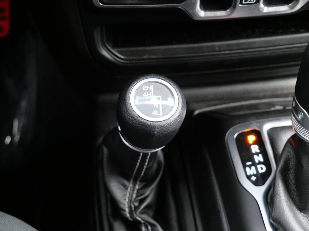 Used 2019 Jeep Wrangler Unlimited Sahara w/ Cold Weather Group AWD/4WD image 18