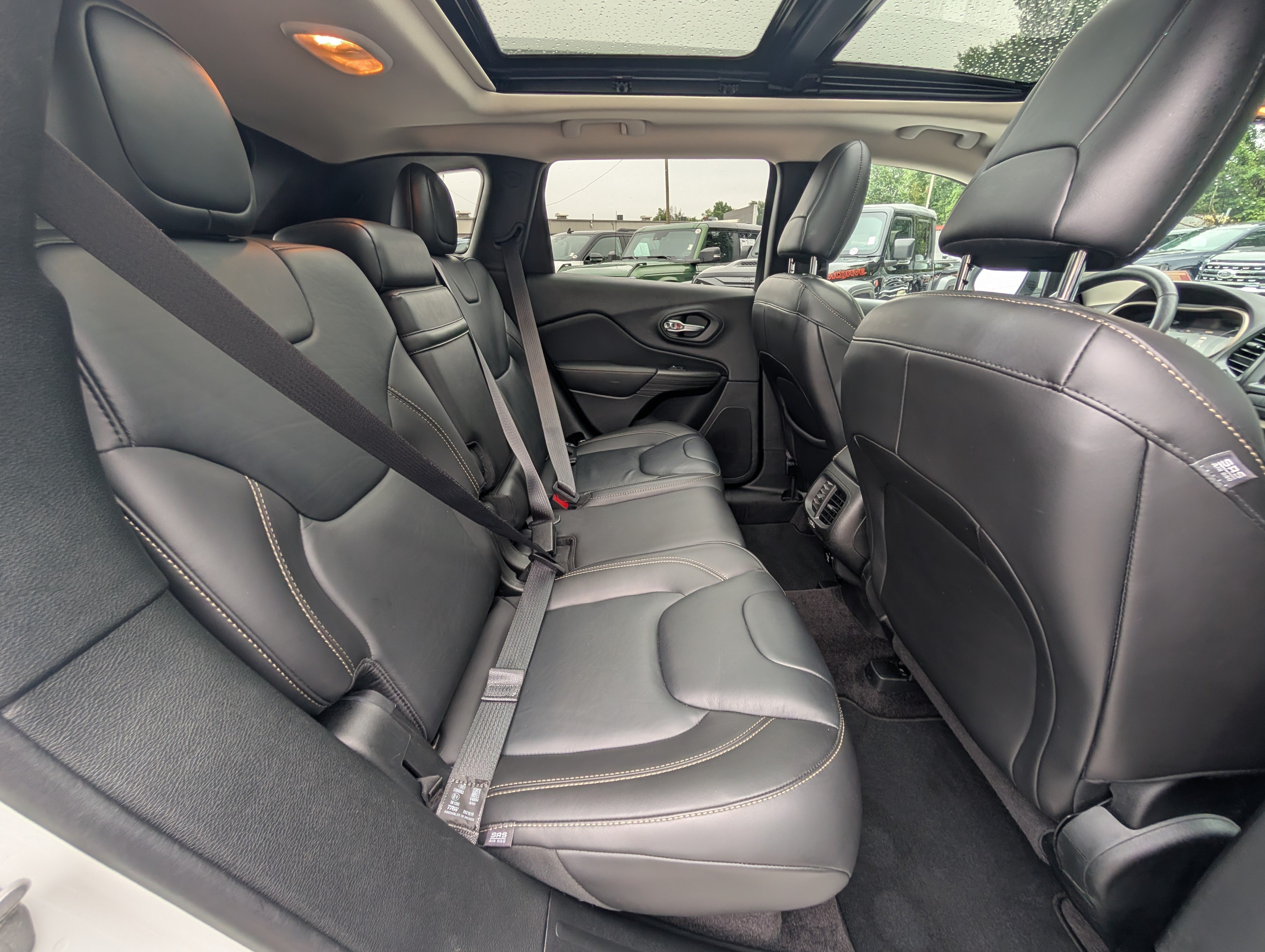 Used 2017 Jeep Cherokee Limited AWD/4WD image 13
