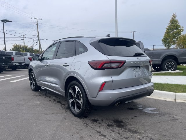 Certified 2023 Ford Escape ST-Line Select AWD/4WD image 3