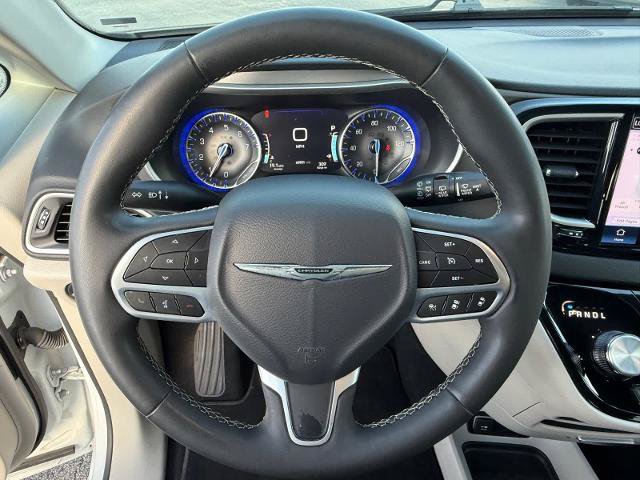 Used 2023 Chrysler Pacifica Touring-L FWD image 15
