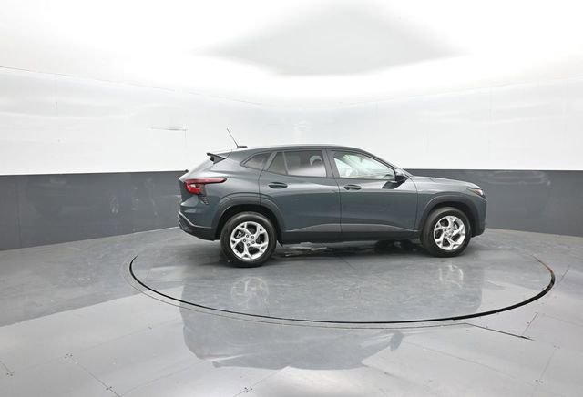 Used 2025 Chevrolet Trax LS w/ LS Convenience Package image 8