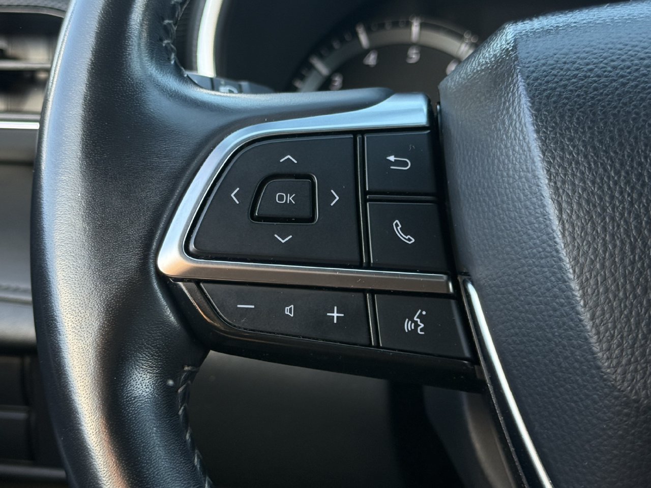 Used 2021 Toyota Highlander XSE FWD image 13