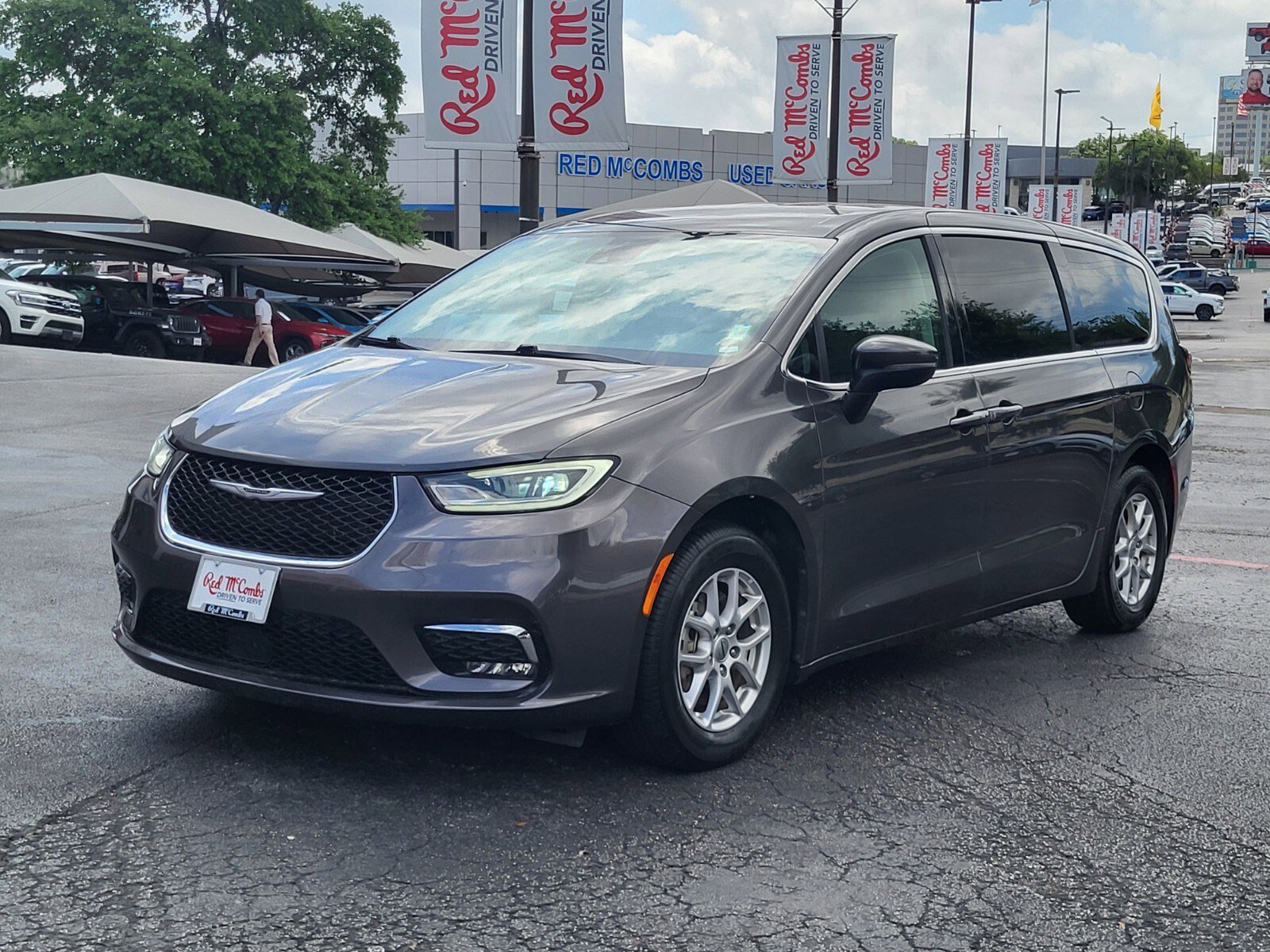 Used 2023 Chrysler Pacifica Touring-L FWD image 8