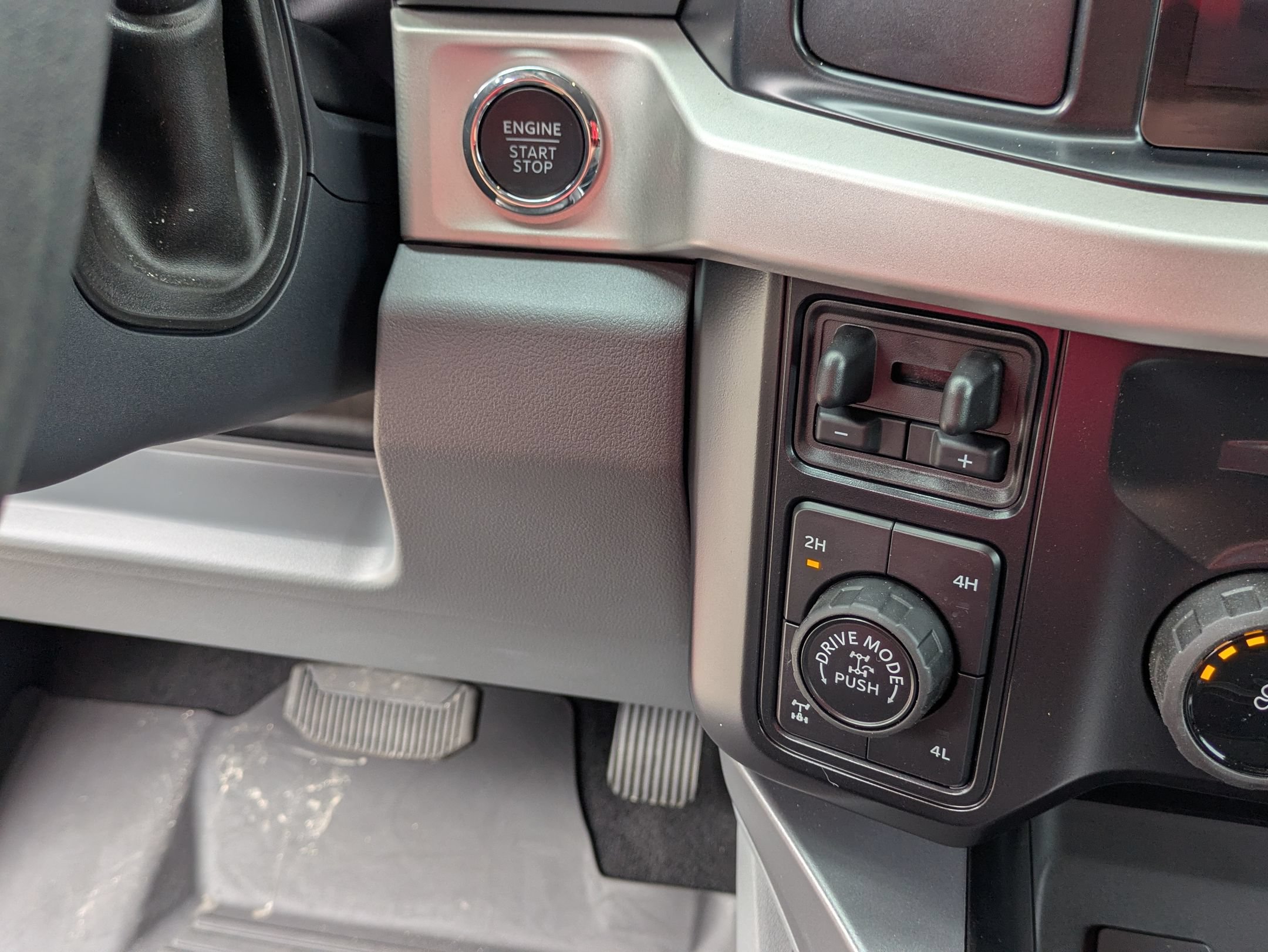 Certified 2025 Ford F250 XLT w/ Black Appearance Package AWD/4WD image 26