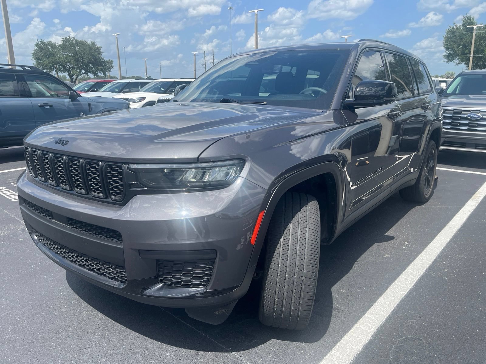 Used 2023 Jeep Grand Cherokee L Laredo RWD image 2
