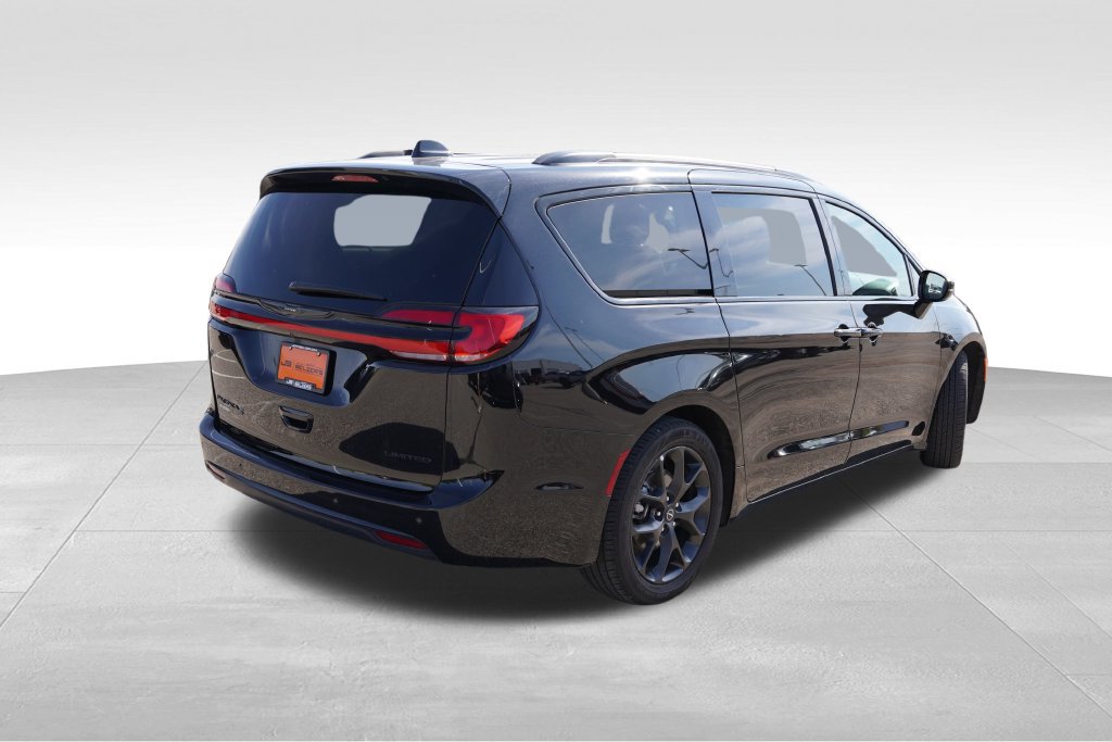 Used 2025 Chrysler Pacifica Limited FWD image 5