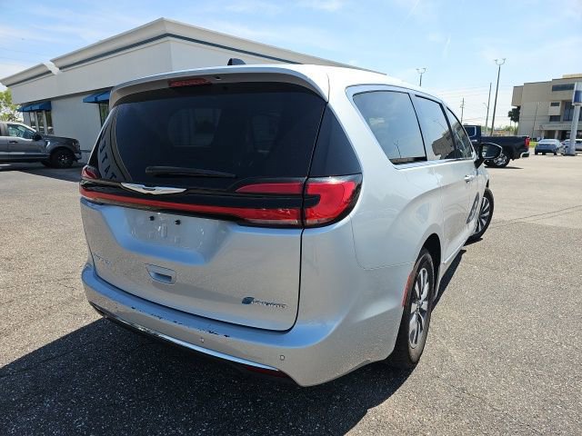 Used 2023 Chrysler Pacifica Limited image 3