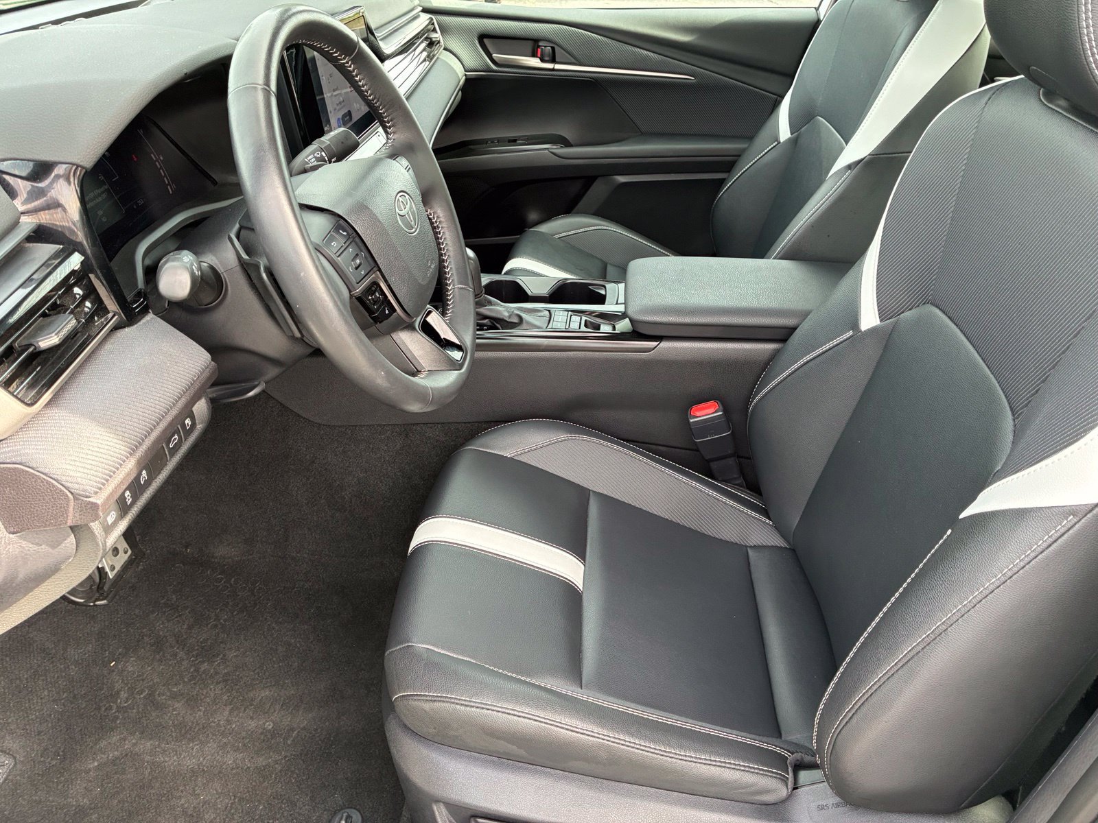 Used 2025 Toyota Camry SE FWD image 14