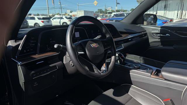 Used 2024 Cadillac Escalade Premium Luxury AWD/4WD image 9